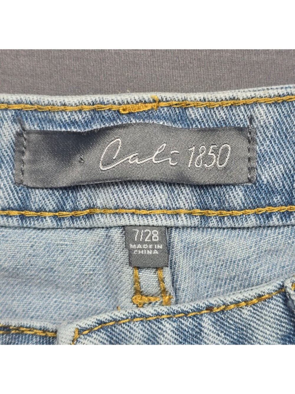 Cali 1850 Size 7/28 Straight Leg Embroidered Floral Patch Light Wash Denim Jeans - Picture 2 of 6